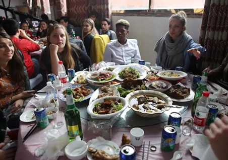 Người nước ngoài ăn tiệc ở Trung Quốc và kinh ngạc với đồ ăn Trung Quốc-Kubet