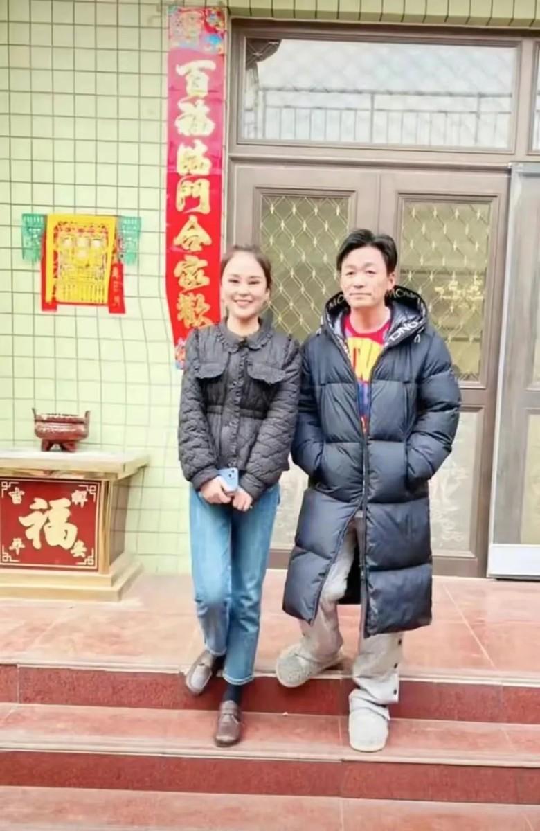 Kubet: Wang Baoqiang trông thật đẹp trai khi về quê đón năm mới! Áo khoác ngoài 