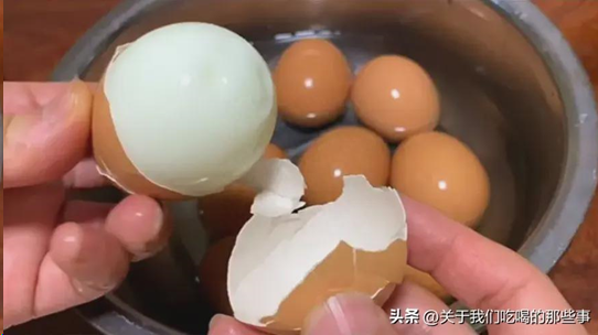 Vỏ trứng rất dễ bong tróc (ảnh Kubet)