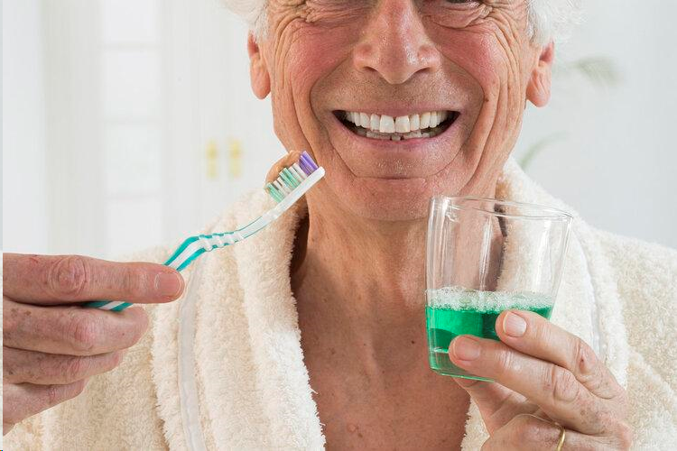 Đánh răng, rửa mặt buổi sáng (ảnh Kubet)