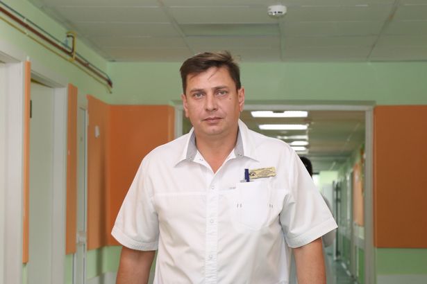 Bác sĩ phẫu thuật thần kinh German Safronov là thành viên của nhóm điều trị cho cậu bé ( Hình ảnh: Kubet)