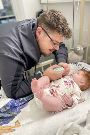 Bố Connor với Layla ( Hình ảnh: Kubet)